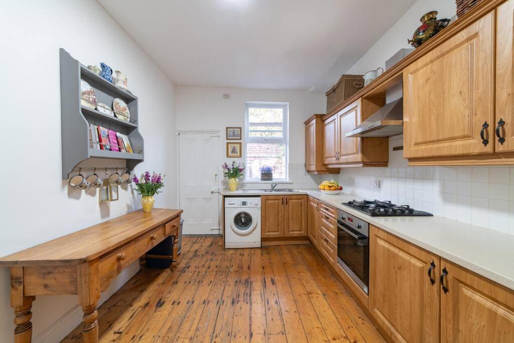 Orange Rentals- Victorian 4-Bed Home Near Lark Lane - Free Parking Liverpool Eksteriør bilde